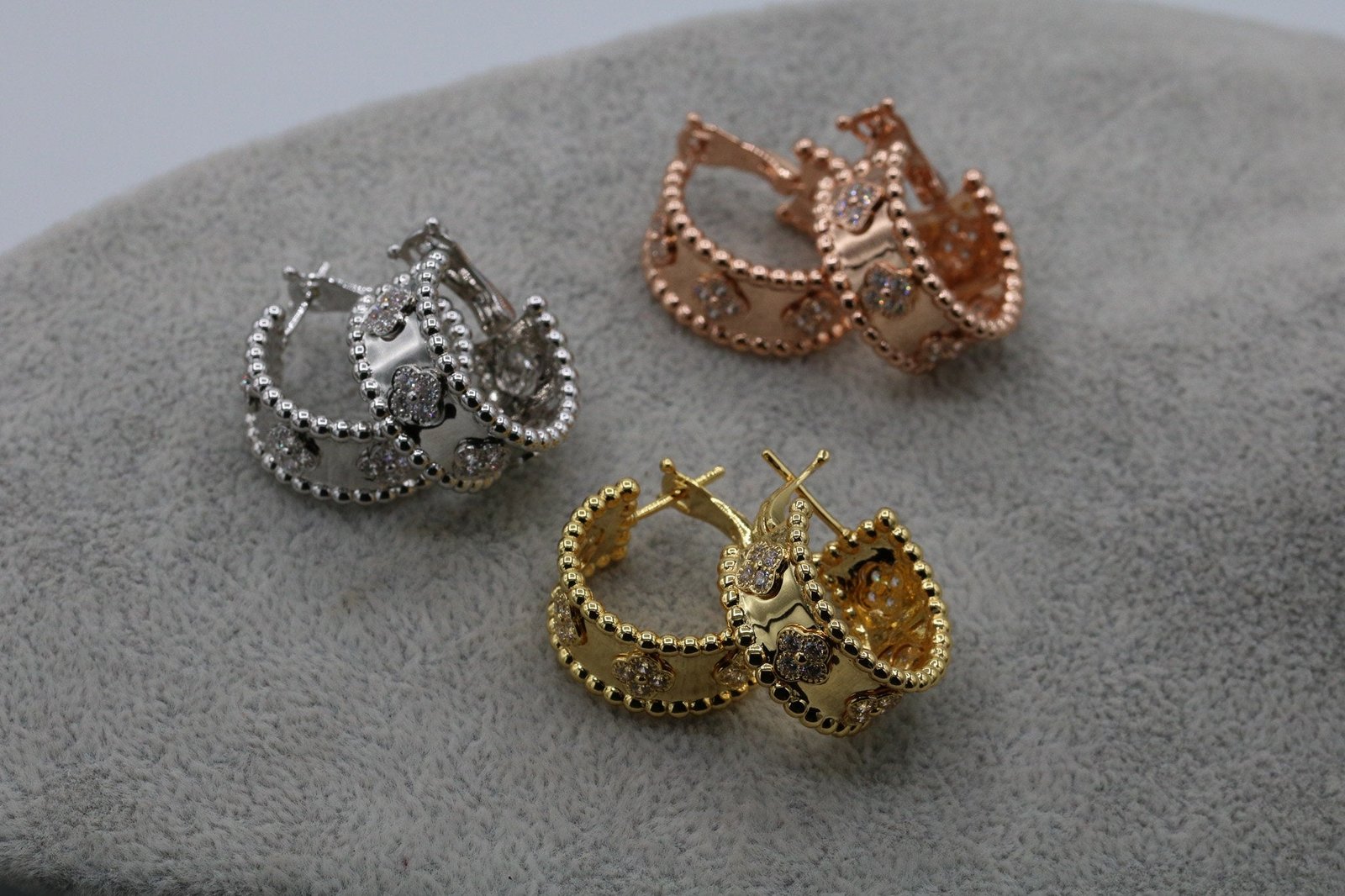 floral-motif-huggie-earrings-925-18k-gold-silver-rose-gold-soie-perlee-1.jpg Earrings front view - Bijou Era