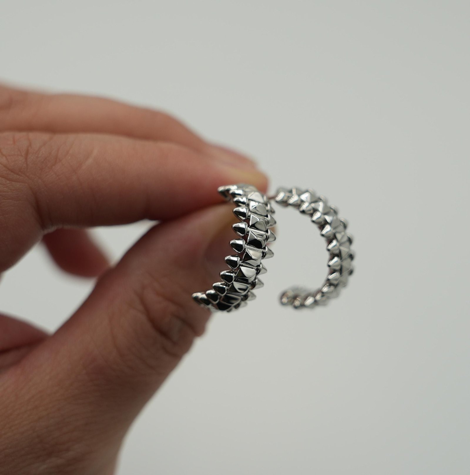 spiked-c-shape-white-gold-earrings-1.jpg Earrings front view - Bijou Era